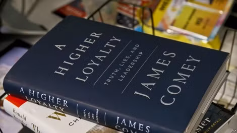 Sách của cựu Giám đốc FBI James Comey A Higher Loyalty-Truth, Lies and Leadership, được trưng bày tại New York.