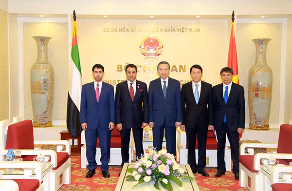 Bộ trưởng Tô Lâm, ngài Obaid Saeed Bintaresh Al Dhaheri và các đại biểu.