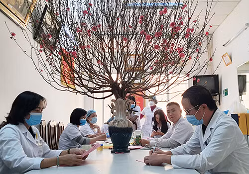 Cán bộ, chiến sỹ bệnh viện tình nguyện đăng ký tham gia hiến máu