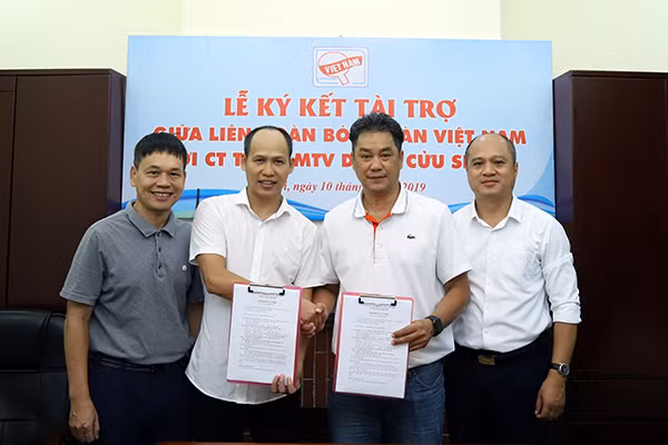 Các đại biểu tại lễ ký kết tài trợ.