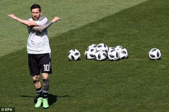 Tâm điểm của trận đấu, Lionel Messi bước ra sân khởi động.