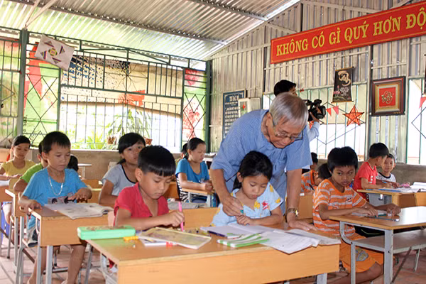 Ông Bích tận tâm rèn chữ cho các học sinh. Ông Bích tận tâm rèn chữ cho các học sinh.