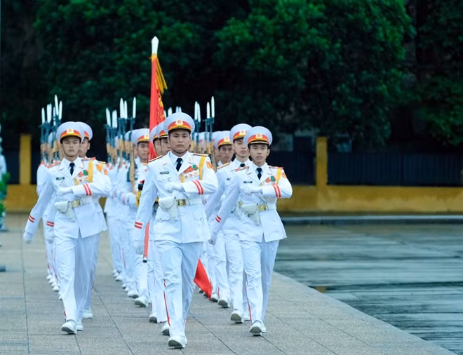 Đội tiêu binh tiến ra kỳ đài tại Quảng trường Ba Đình, Hà Nội.
