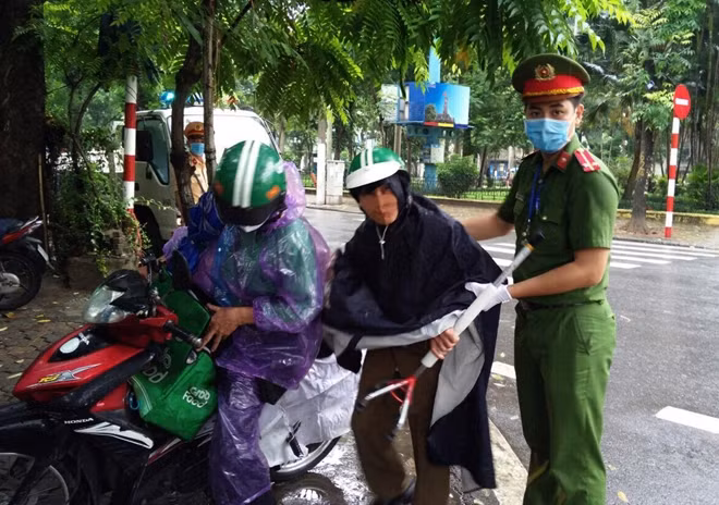 Được phân công làm nhiệm đảm bảo ANTT trong ngày diễn ra lễ Quốc tang nguyên Tổng Bí thư Lê Khả Phiêu. Trung úy Nguyễn Hoài An, Công an Bạch Đằng chia sẻ anh luôn biết ơn sâu sắc đến thế hệ những tiền bối đi trước như nguyên Tổng Bí thư Lê Khả Phiêu. Hôm nay là một vinh dự đối với anh khi được làm nhiệm vụ tại khu nhà tang lễ. Chứng kiến từ sớm nhiều bác cựu chiến binh không quản đường xa, mưa gió đến viếng đồng chí nguyên Tổng bí thư, anh càng thấy thế hệ hôm nay càng phải sống và cống hiến hết mình hơn nữa cho nhân dân, cho Tổ quốc.