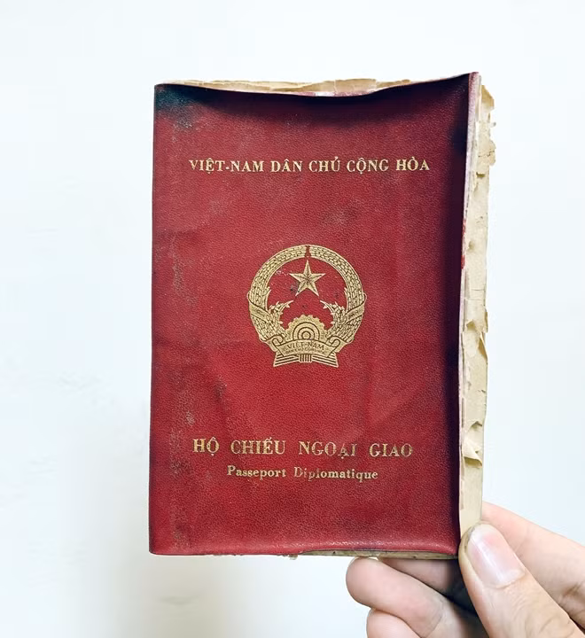 Bìa cuốn hộ chiếu do Bộ trưởng Trần Quốc Hoàn đặt tên cho ông Hưởng là Nguyễn Xuân Cảnh.