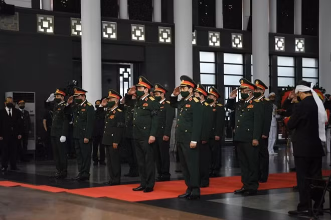 Đoàn Quân ủy Trung ương và Bộ Quốc phòng do Đại tướng Lương Cường, Bí thư Ban Chấp hành Trung ương, Ủy viên Thường vụ Quân ủy Trung ương, Chủ nhiệm Ủy ban Kiểm tra Quân ủy Trung ương, Chủ nhiệm Tổng cục Chính trị QĐND Việt Nam làm Trưởng đoàn vào viếng.
