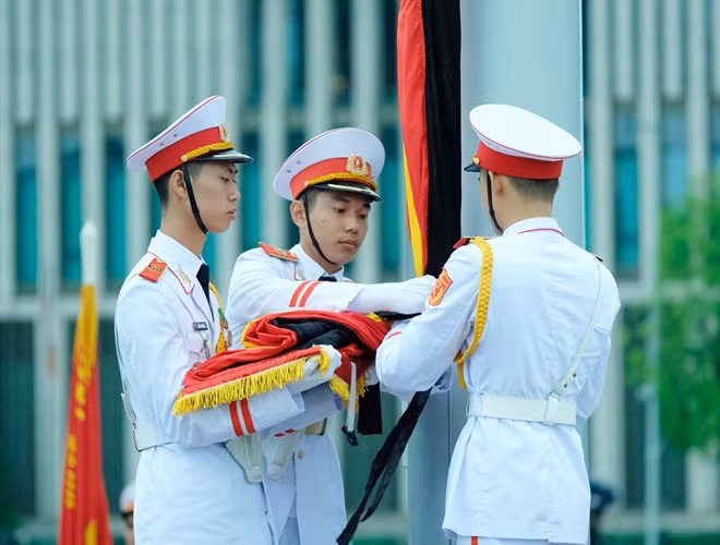 Dải băng tang được buộc vào Quốc kỳ.