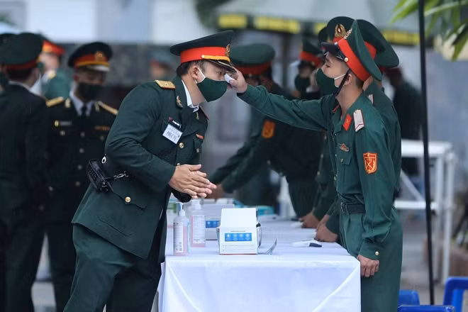 Do tình hình dịch bệnh COVID-19 nên tất cả người tham gia vào lễ tang đều phải khử trùng tay và đo thân nhiệt.