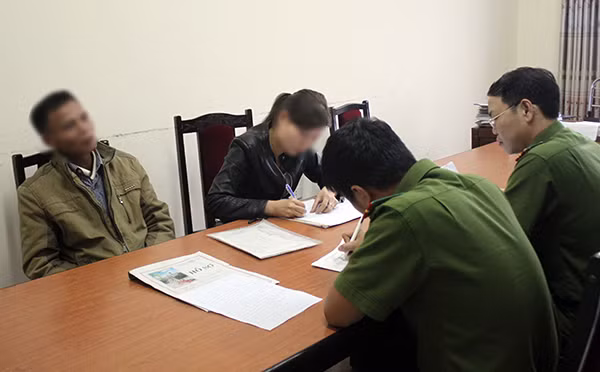 Bố con ông Trịnh Văn Tiến trình báo vụ việc tại Cơ quan Cảnh sát điều tra Công an tỉnh Nghệ An