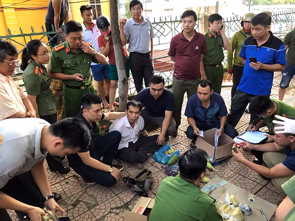 Lực lượng Công an bắt giữ đối tượng, thu giữ tang vật tại hiện trường