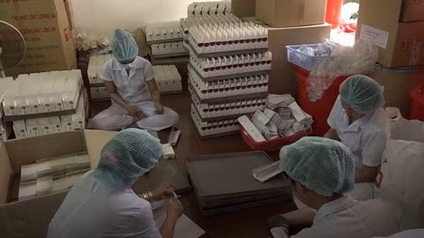 Các công nhân đang sản xuất tân dược giả trong xưởng của Thư ở quận 7.