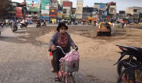Tiến độ công trình làm đường chậm, gây khó khăn cho cuộc sống, sinh hoạt của người dân.
