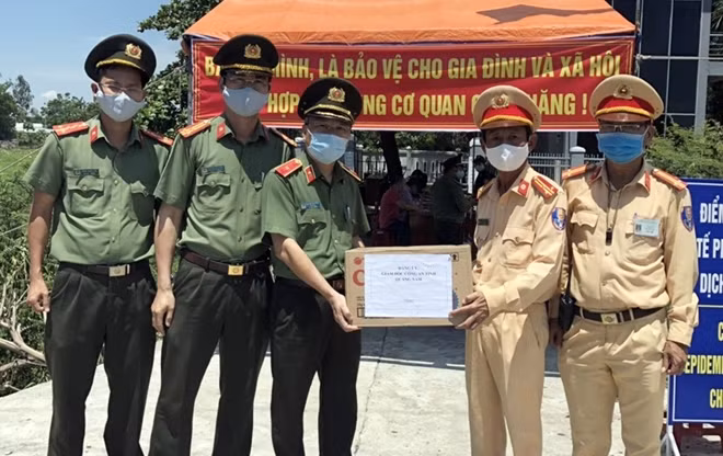 Thiếu tướng Nguyễn Đức Dũng tặng quà động viên cán bộ, chiến sĩ tại chốt kiểm soát dịch COVID-19.