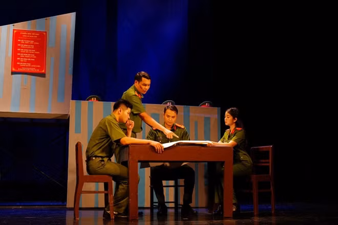 Cảnh trong vở “Bộ cảnh phục”.