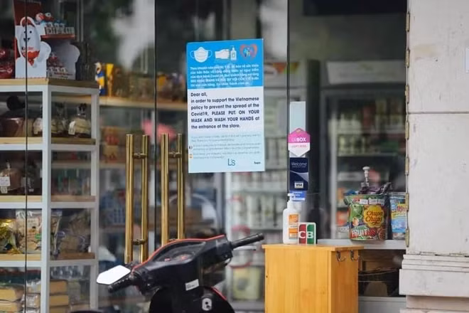 Nước sát trùng cũng được đặt ở một số cửa hàng để đảm bảo vệ sinh.