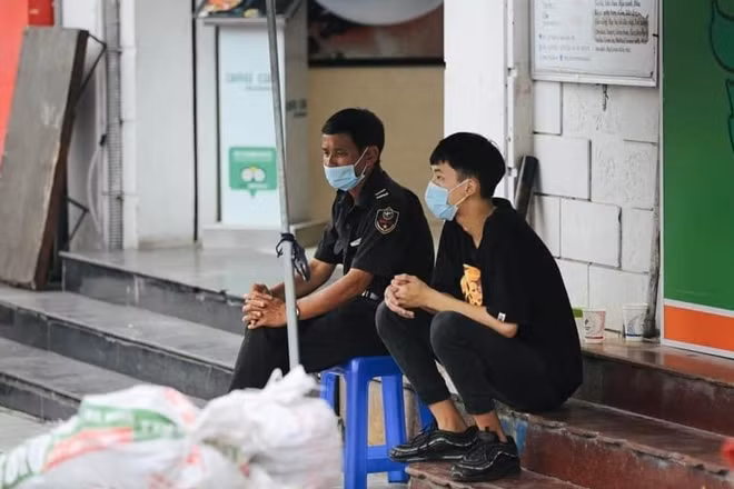 Các cửa hàng ăn uống đã bắt đầu giảm nhân viên phục vụ.