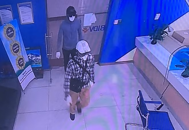 Hình ảnh hai bị can được ghi lại qua camera an ninh.