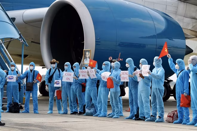 Hạnh phúc của hành khách khi được đặt chân về đến Việt Nam.