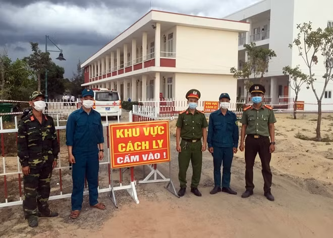 Công an thị xã Điện Bàn tham gia đảm bảo an ninh trật tự ở khu cách ly tập trung tại phường Điện Ngọc.