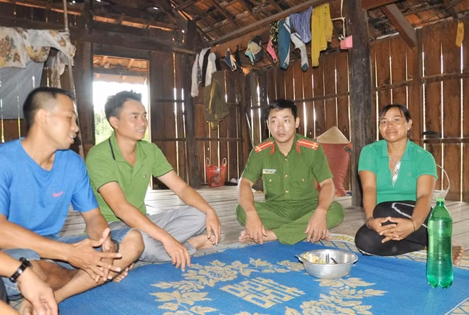 Nay H'Chấc kể lại cho Công an xã Ea Lâm cùng các trinh sát an ninh về hành trình đi tìm "cuộc sống thiên đường" đầy tủi nhục.