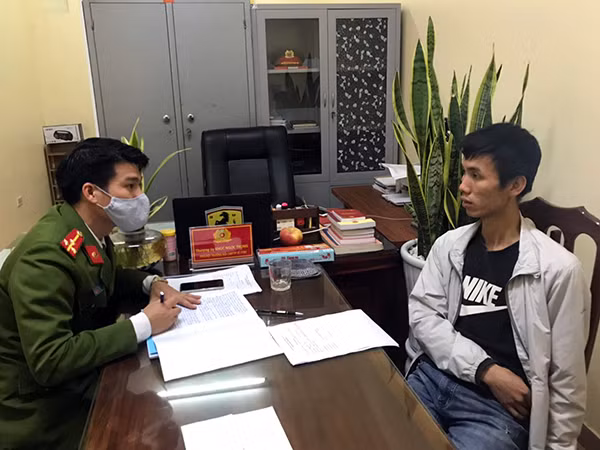 Cơ quan Cảnh sát điều tra lấy lời khai của Minh.