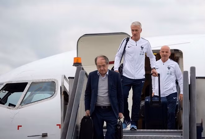 HLV trưởng ĐT Pháp, Didier Deschamps cùng các trợ lý của mình rời khỏi máy bay.