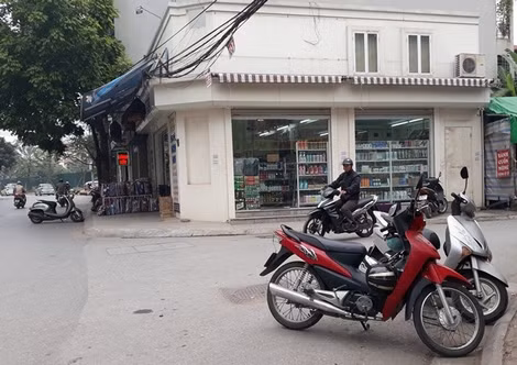 Trên phố Nguyễn Sơn (Long Biên, Hà Nội) biển hiệu được tháo ra nhưng bên trong vẫn hoạt động bình thường.