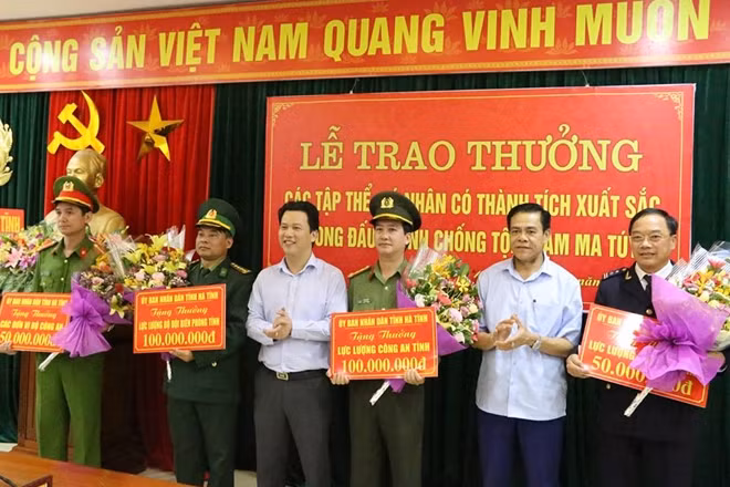 Thay mặt lãnh đạo tỉnh, Chủ tịch UBND tỉnh Hà Tĩnh đã thưởng 300 triệu đồng cho Công an tỉnh Hà Tĩnh, Bộ Chỉ huy Bộ đội biên phòng Hà Tĩnh, Hải quan Hà Tĩnh vàlực lượng tham gia đánh án của Bộ Công an.