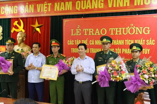 Lãnh đạo tỉnh Hà Tĩnh trao tăng bằng khen cho các tập thể, cá nhân.