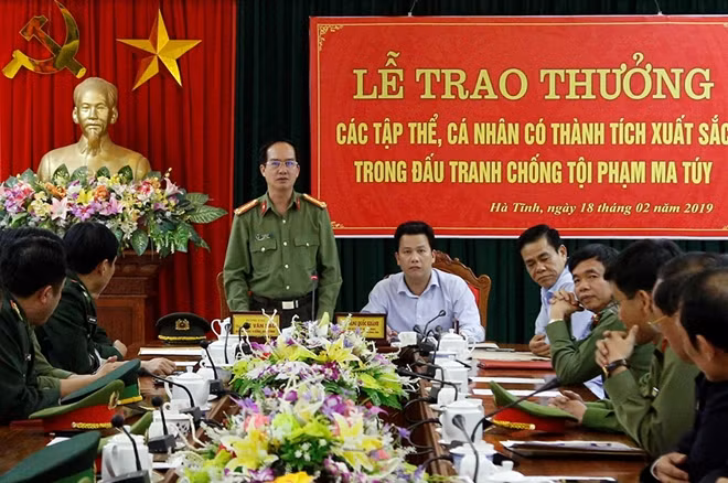 Đại tá Lê Văn Sao, Giám đốc Công an tỉnh phát biểu tại lễ trao thưởng.