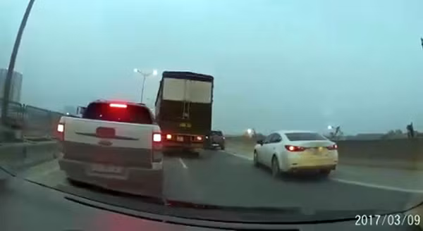 Chiếc bán tải và xe tải khiêu khích nhau trên đường vành đai 3. Chiếc bán tải và xe tải khiêu khích nhau trên đường vành đai 3.