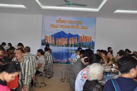 "Ngày hội gia đình phạm nhân" tại trại giam Suối Hai. "Ngày hội gia đình phạm nhân" tại trại giam Suối Hai.