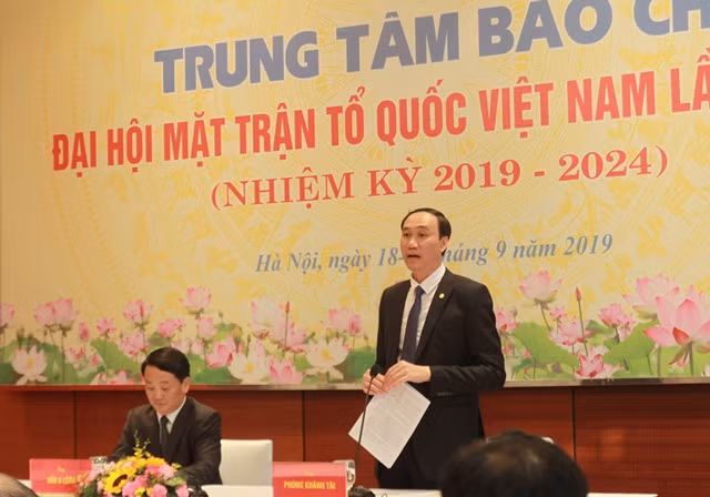 Phó Chủ tịch UBT Ư MTTQ Việt Nam khóa IX Phùng Khánh Tài báo cáo kết quả Đại hội tại Họp báo