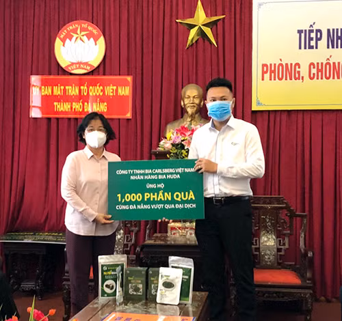 Đại diện Huda trao tặng 1000 phần quà cho các gia đình có hoàn cảnh khó khăn, thông qua Ủy ban MTTQ Việt Nam TP Đà Nẵng