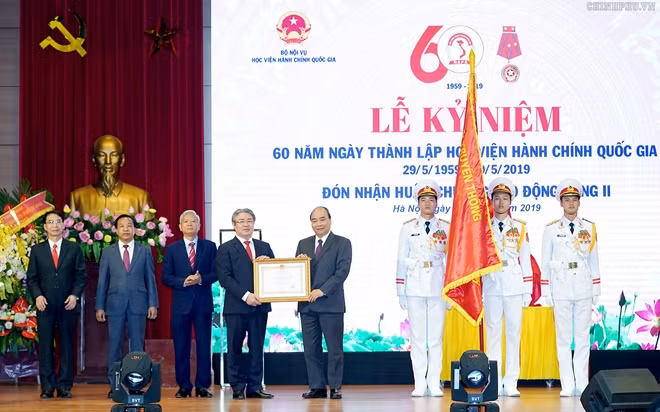 Thủ tướng Nguyễn Xuân Phúc trao tặng Huân chương Lao động hạng Nhì cho Học viện Hành chính Quốc gia. Ảnh: VGP