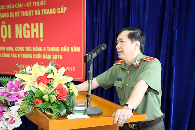 Thiếu tướng Nguyễn Tường Long, Cục trưởng Cục Quản lý trang bị kỹ thuật và trang cấp báo cáo các mặt công tác 6 tháng đầu năm 2016