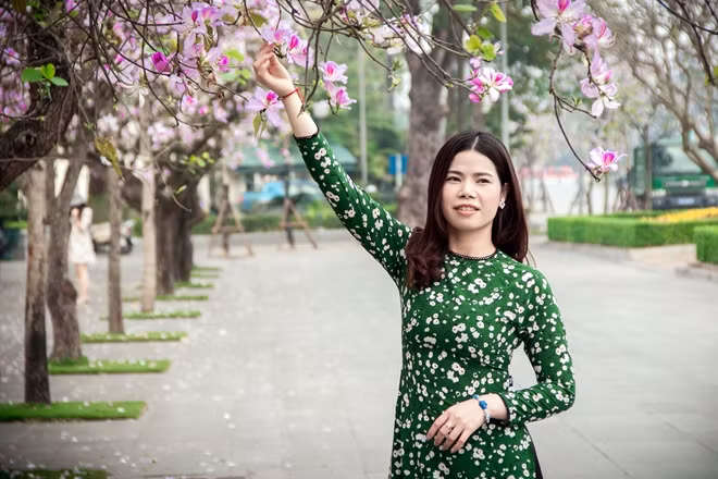 Những thiếu nữ Hà thành rạng rỡ, xinh tươi bên "nàng" hoa ban Tây Bắc.