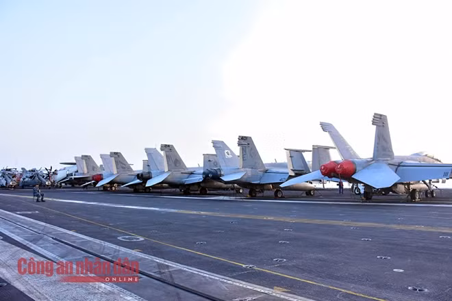 Hàng không mẫu hạm USS Carl Vinson thể mang theo tối đa 90 máy bay nhiều loại, bao gồm tiêm kích hạm F/A-18F Super Hornet, máy bay cảnh báo sớm E-2C Hawkeye và máy bay tác chiến điện tử EA-18G Growler…