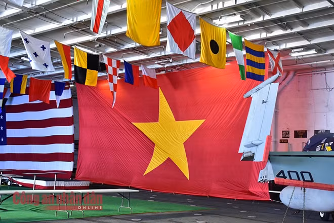 Bên trong siêu chiến hạm USS Carl Vinson.