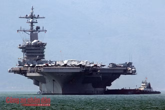 USS Carl Vinson, dẫn đầu đoàn tàu của Hải quân Mỹ thăm Việt Nam, chiều 5/3 đã cập cảng Tiên Sa, Đà Nẵng.