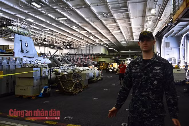 Hàng không mẫu hạm USS Carl Vinson phải có đến hơn 6.000 người để vận hành, gồm 2.480 nhân viên hàng không và phi công, 3.200 thủy thủ đoàn. Mỗi người đều có vai trò cụ thể và luôn tuân theo sự chỉ dẫn của chỉ huy các cấp, đảm bảo cho tàu hoạt động trơn tru trong mọi tình huống.