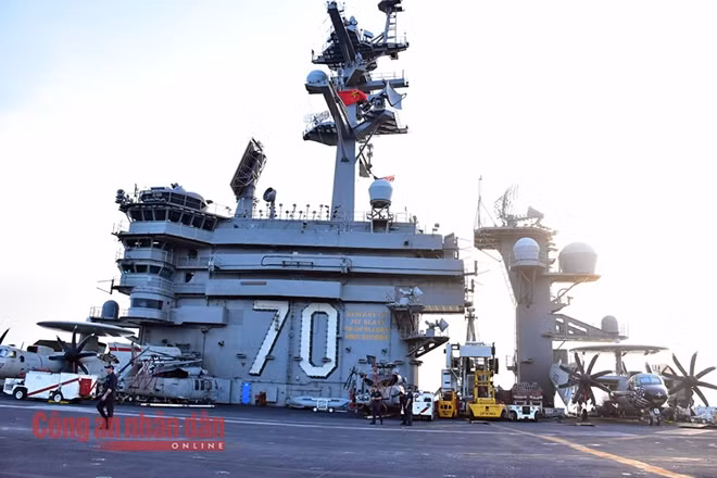 Quốc kỳ Việt Nam và Hoa Kỳ cùng tung bay trên nóc tàu USS Carl Vinson.