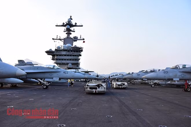 Cận cảnh những chiếc tiêm kích F/A-18F Super Hornet, máy bay cảnh báo sớm E-2C Hawkeye và máy bay tác chiến điện tử EA-18G Growler… trên USS Carl Vinson