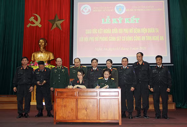 Lãnh đạo, chỉ huy hai đơn vị chứng nhận ký kết giao ước kết nghĩa. Lãnh đạo, chỉ huy hai đơn vị chứng nhận ký kết giao ước kết nghĩa.