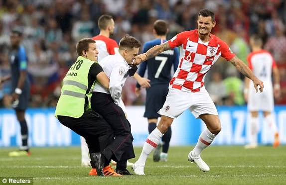 Sự tức giận của ttrung vệ Dejan Lovren. Sự tức giận của ttrung vệ Dejan Lovren.
