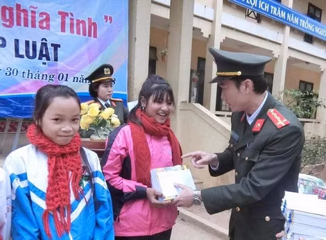 Đoàn viên thanh niên Công an tỉnh Quảng Trị tặng quà động viên học sinh miền núi.