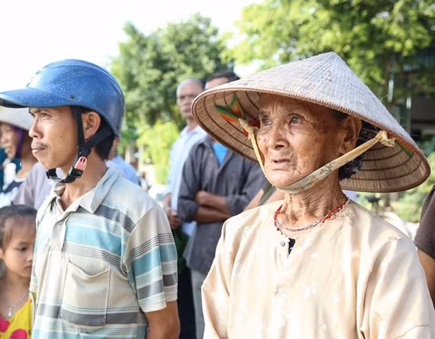 Cụ Trần Thị Tho, 79 tuổi, đi bộ 3km tới viếng Chủ tịch nước Trần Đại Quang. rưng rưng khi được PV hỏi về tình cảm của cụ với Chủ tịch nước. "Chủ tịch nước là người làm việc hết mình vì nước vì dân. Ở Quang Thiện ai cũng yêu quý Chủ tịch nước", cụ Tho nói