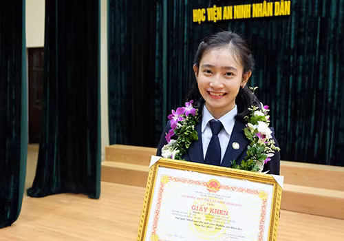 Lê Thị Hoàng Anh nhận Giấy khen