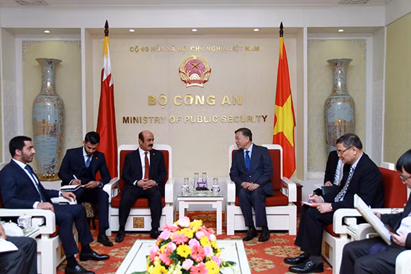 Bộ trưởng Tô Lâm và Đại sứ Mohamed Ismael Al-Emadi tại buổi tiếp.