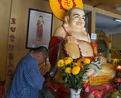 Những ngày không có việc làm, Hải "đen" lại đi chùa niệm Phật.
